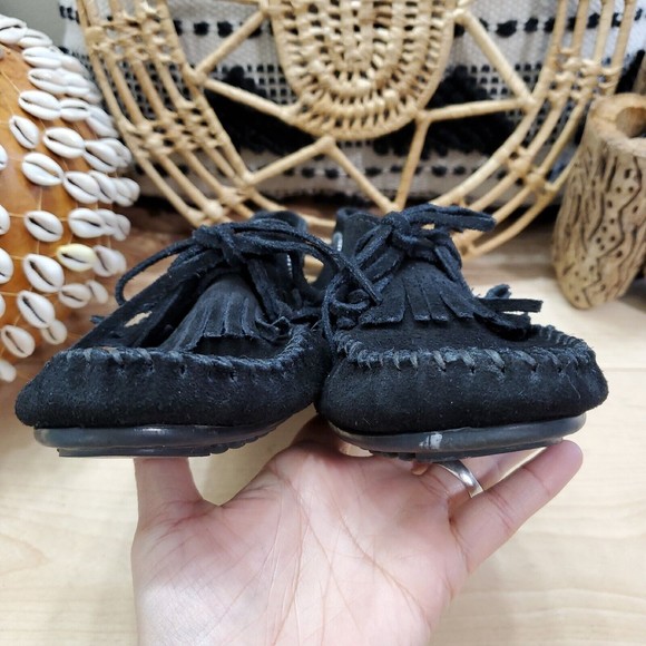 Minnetonka Moccasin Ankle Boots Stud Fringe Suede Black Lace Hard Sole Sz 8 Boho - Picture 3 of 13